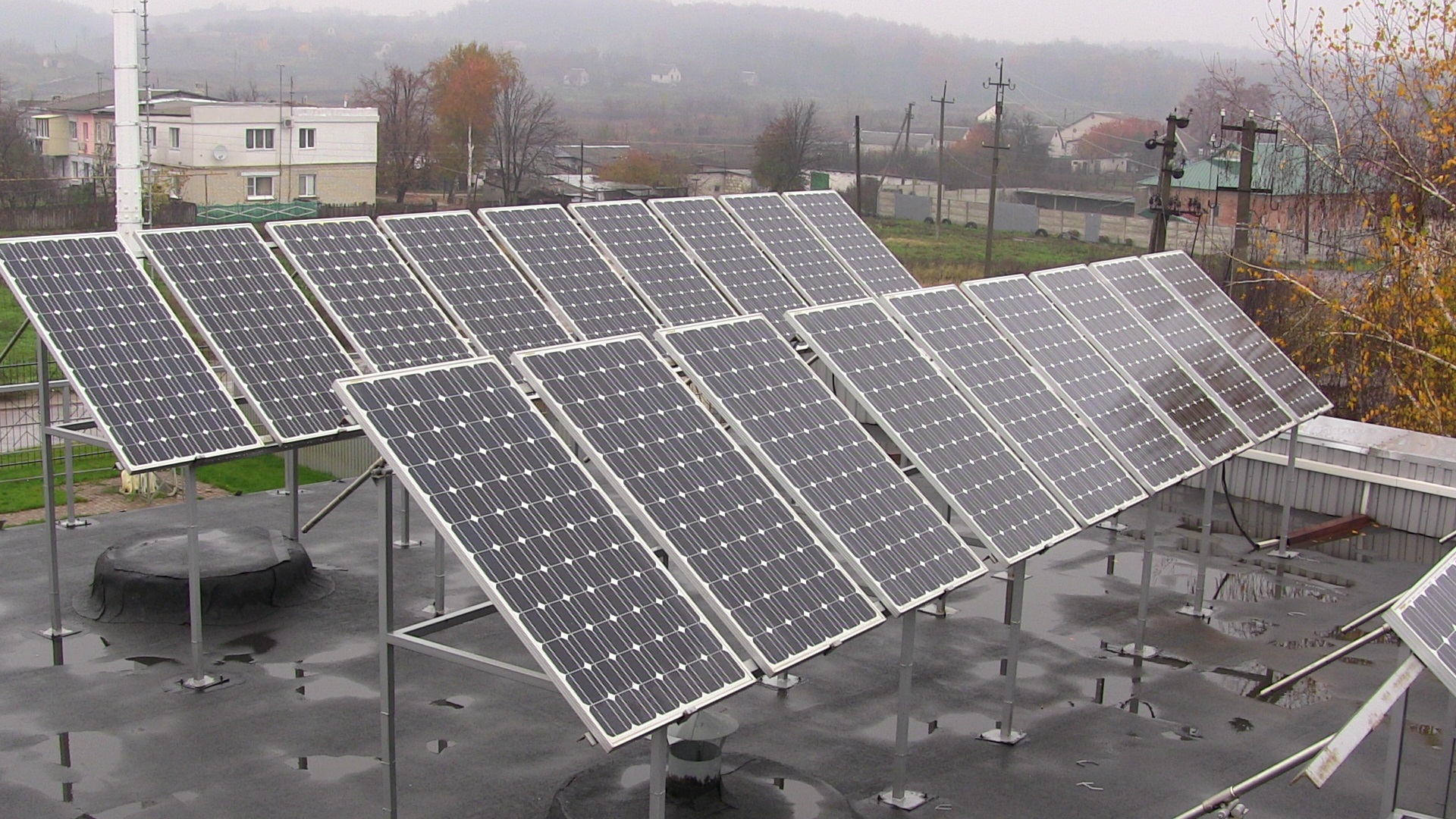 Painéis solares em cobertura técnica